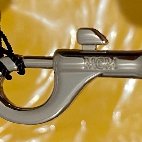 MCM Aren Buckle Strap in Blossom Pink Visetos monogram coated nappa leather. - Picture 3 of 5